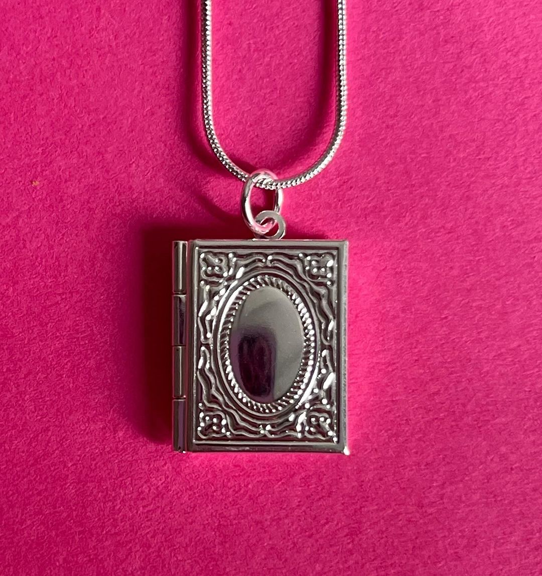 booklet open pendant